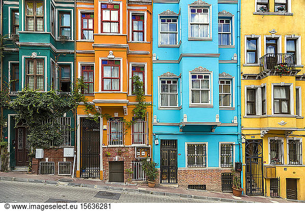 Farbenfrohe Gebäude in Balat  Istanbul  Türkei