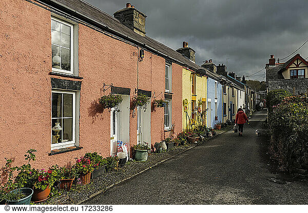 Farbenfrohe Häuser in der Water Street in diesem alten  ehemaligen Schiffbau-Küstenort am Fluss Arth  Aberarth  Ceredigion  Wales  Vereinigtes Königreich  Europa