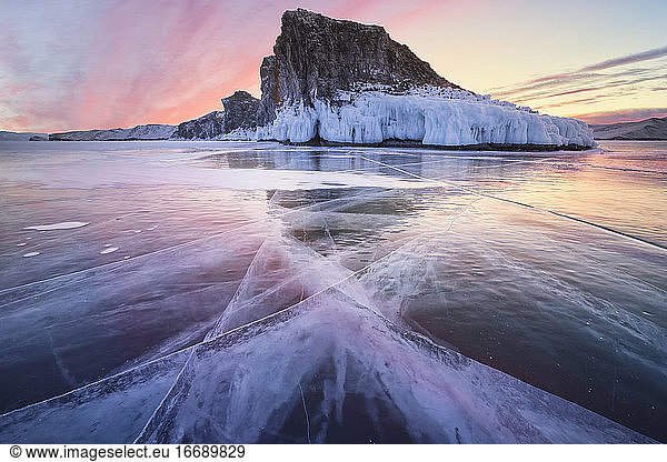 farbenfroher Sonnenuntergang über dem sauberen Eis des Baikalsees