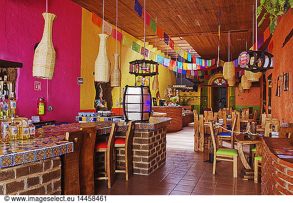 Farbenfrohes Interieur des Restaurants