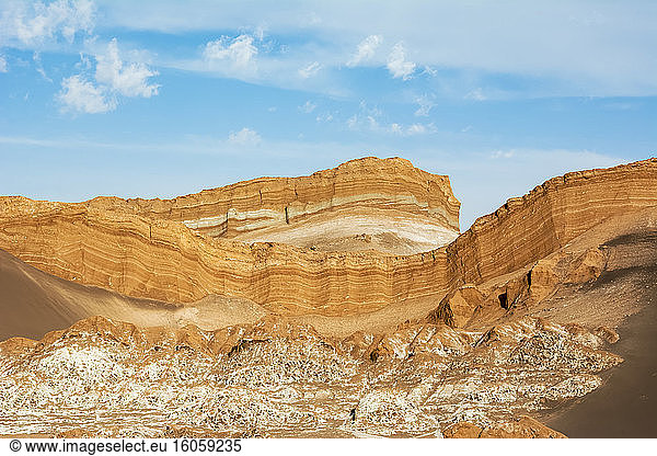 Farbenprächtige geologische Formation in den hohen Anden; San Pedro de Atacama  Atacama  Chile