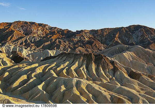 Farbige Gesteinsformationen im Abendlicht am Zabriskie Point  Zabriske Point  Death Valley Nationalpark  USA  Nordamerika