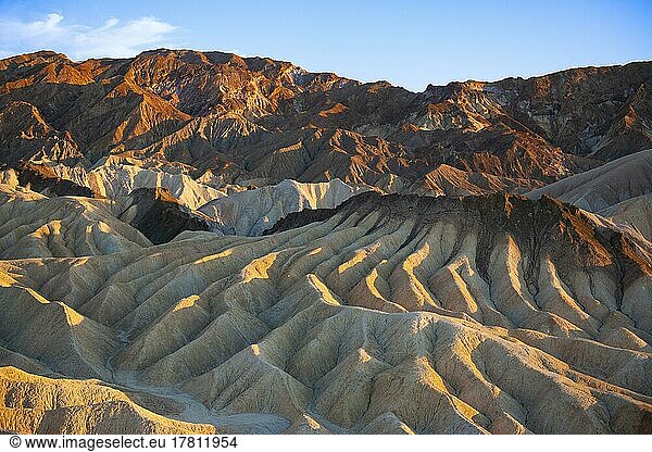 Farbige Gesteinsformationen im Abendlicht am Zabriskie Point  Zabriske Point  Death Valley Nationalpark  USA  Nordamerika