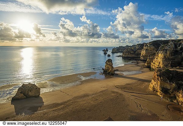 Farbige Klippen und Sonnenaufgang am Strand  Praia da Dona Ana  Lagos  Algarve  Portugal  Europa