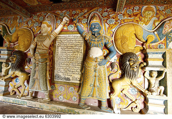 Farbige Skulpturen aus Stein dokumentieren die Geschichte der buddhistischen Religion  Yatagala Höhlentempel  Unawatuna  Sri Lanka  Asien