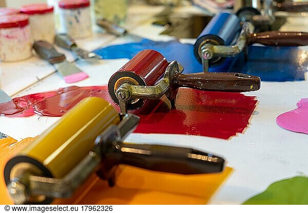 Farbwalzen zum auftragen von Druckfarbe  Farbrolle  Holzschnitt  Kunst  Handwerkszeug  Handwerk  Drucken  Farbe