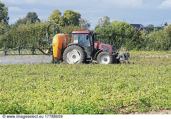 Farmer spraying pesticides  Rheurdt  NRW  Kempen
