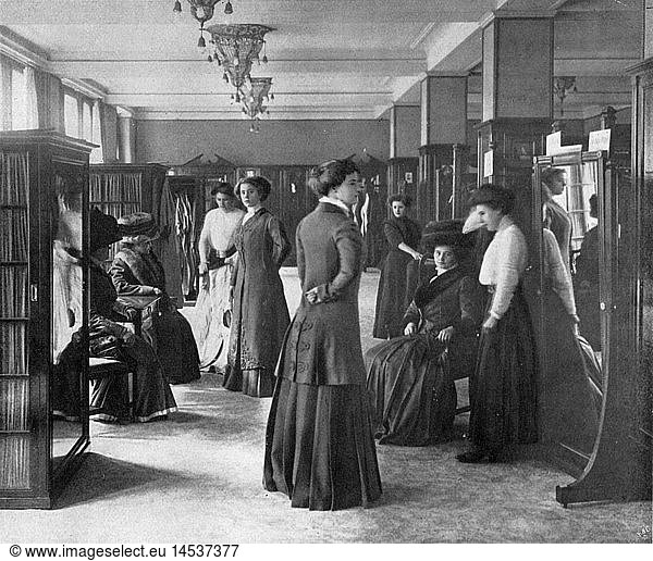 fashion  fashion show  presentation in the English section of Valentin Manheimer fashion house  Berlin  circa 1909