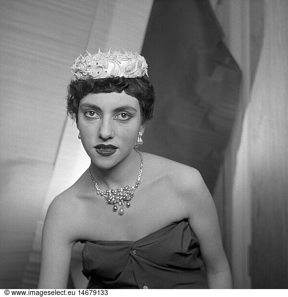 fashion  ladies' fashion  fashion model with hat and necklace  1950s