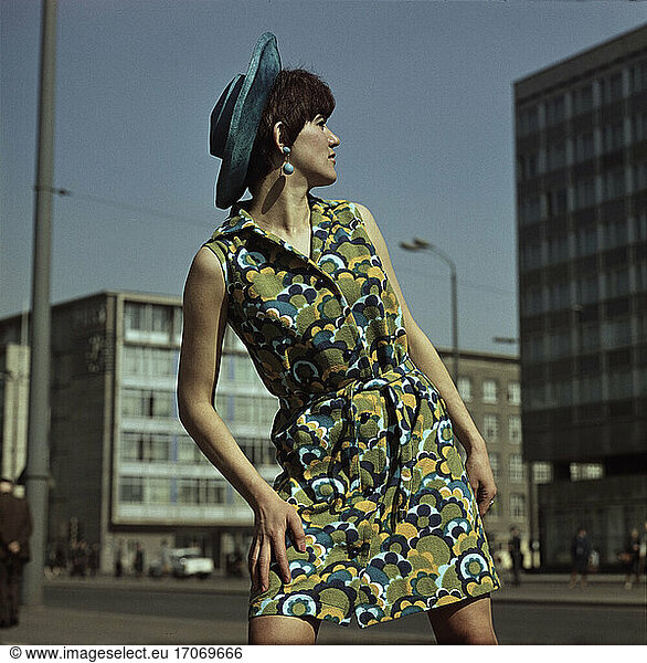 Fashion:
Ladies’ fashion 1970. Short pinafore dress with belt and straw hat (Malimo (?) –Export). Photo  c. 1970.
