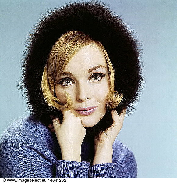 fashion  1960s  accessoires  caps  woman wearing fur cap