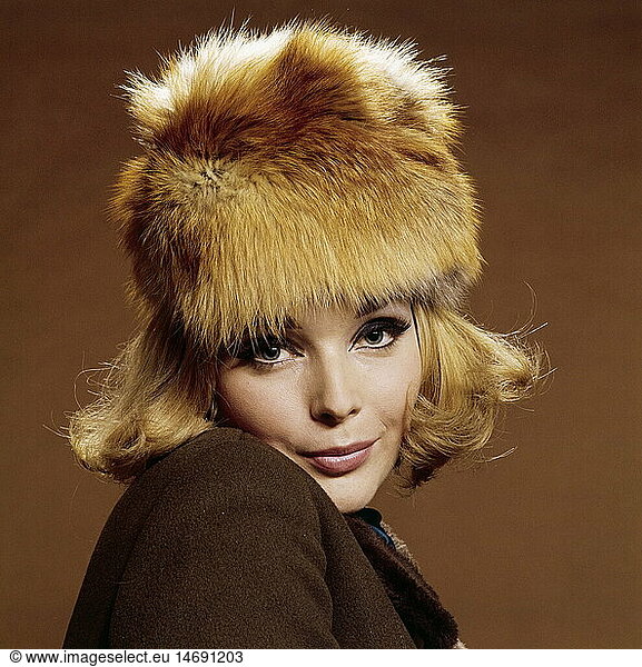 fashion  1960s  accessoires  caps  woman wearing fur cap