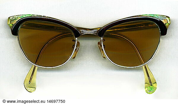 fashion  1950s  accessoires  sunglasses  Germany  circa 1956
