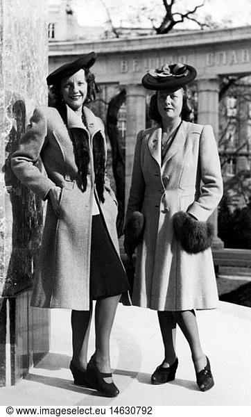 fashion  1930s  ladies' fashion  two women with hat and coat  1939