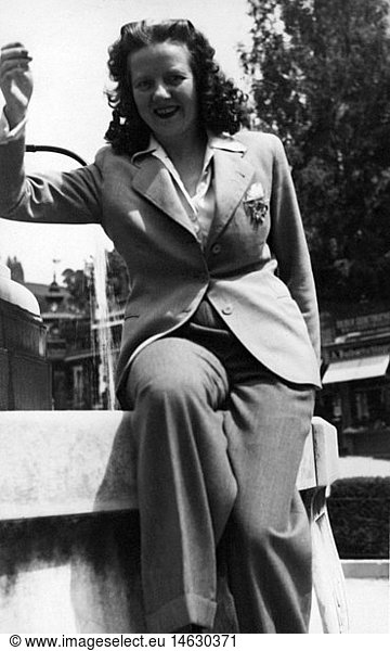 fashion  1930s  ladies' fashion  woman in a trouser suit  1939