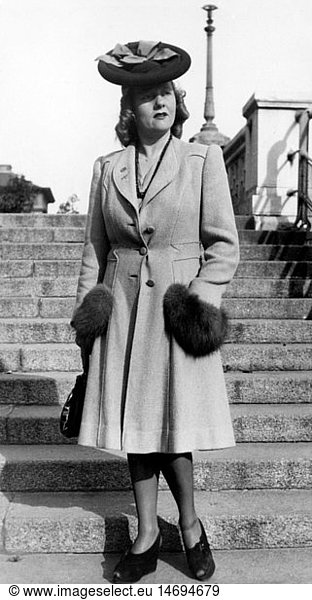 fashion  1930s  ladies' fashion  woman with hat and coat  1939