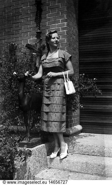 fashion  1930s  ladies' fashion  woman with summer dress  Germany  late 1930s