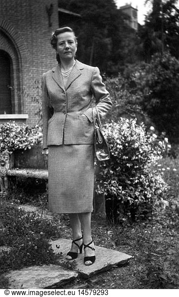 fashion  1930s  ladies' fashion  woman with woman's suit  Germany  late 1930s