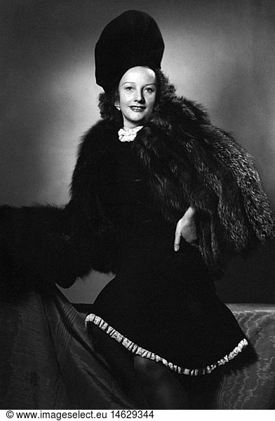 fashion  1930s  ladies' fashion  women with hat and fur jacket  photograph by Arthur Benda  Vienna  1939