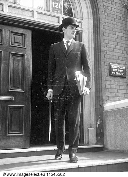 fashion  1950s  man in suit with bowler hat  London  1950s