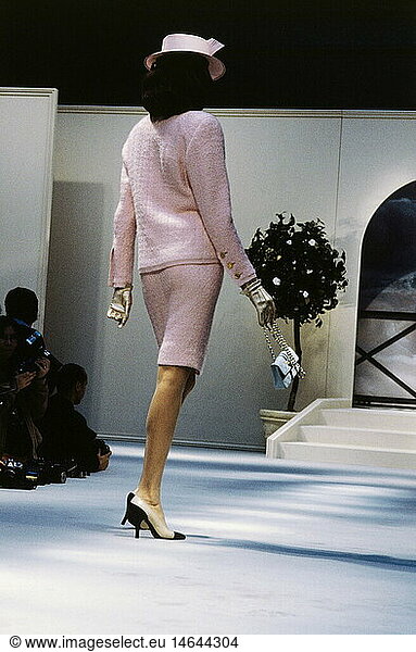 fashion  1980s  mannequin  full length  wearing costume  catwalk  spring summer  Pret-a-porter  by Chanel  1987  80s