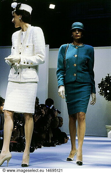 fashion  1980s  mannequin  full length  wearing costume  catwalk  spring summer  Pret-a-porter  by Chanel  1987  80s