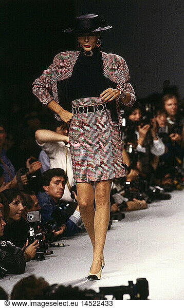 fashion  1980s  mannequin  wearing costume  full length  catwalk  spring summer  Pret-a-porter  by Chanel  Paris  1988  80s
