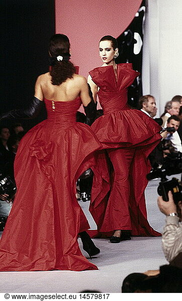 fashion  1990s  mannequins  wearing red dress  catwalk  autmn winter  by Chanel  Paris  1990  90s