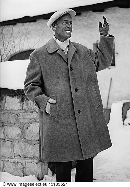 fashion  1950s  winter fashion  man with flat cap and short coat by Eres from Hamburg  1950s