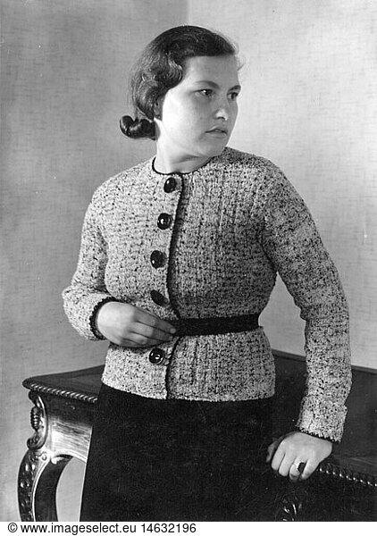 fashion  1930s  woman with cardigan  circa 1930