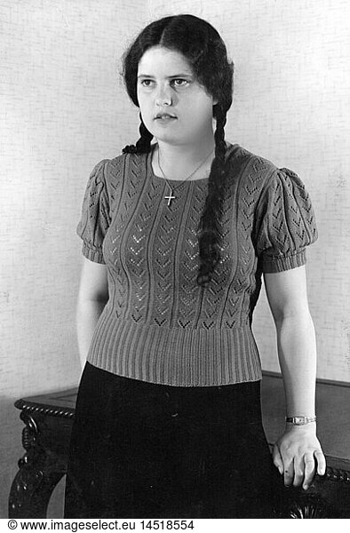 fashion  1930s  woman with knitted jumper  circa 1930