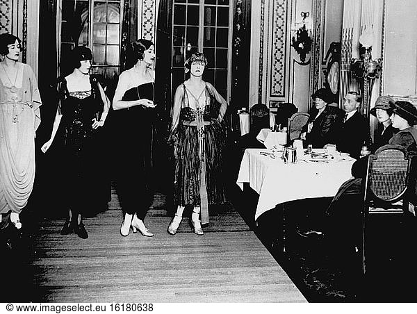 Fashion show / 1920s