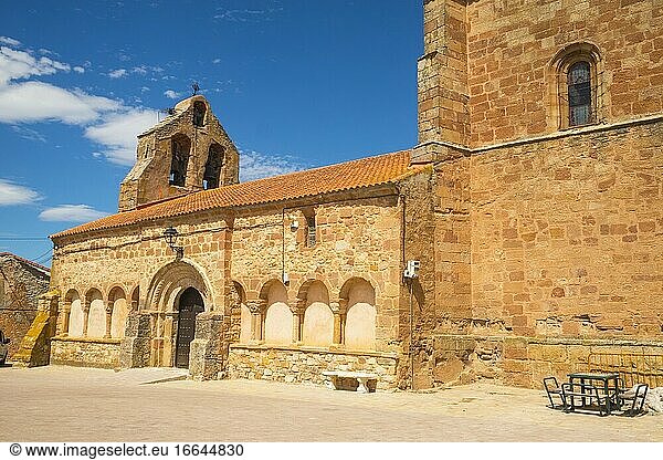 Fassade der Kirche San Andres. Romanillos de Atienza  Provinz Guadalajara  Kastilien-León  Spanien.