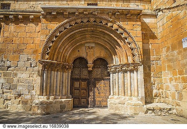 Fassade der Kirche San Miguel. Caltojar  Provinz Soria  Kastilien-León  Spanien.