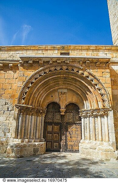 Fassade der Kirche San Miguel. Caltojar  Provinz Soria  Kastilien-León  Spanien.