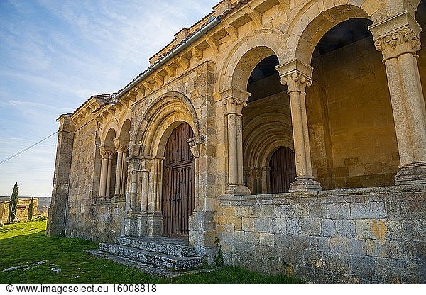 Fassade der Kirche San Miguel. Fuentidue?a  Provinz Segovia  Kastilien-León  Spanien.