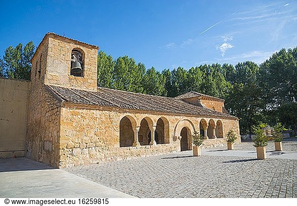 Fassade der Kirche Santa Maria la Mayor. Pe?alba de San Esteban  Provinz Soria  Kastilien-León  Spanien.