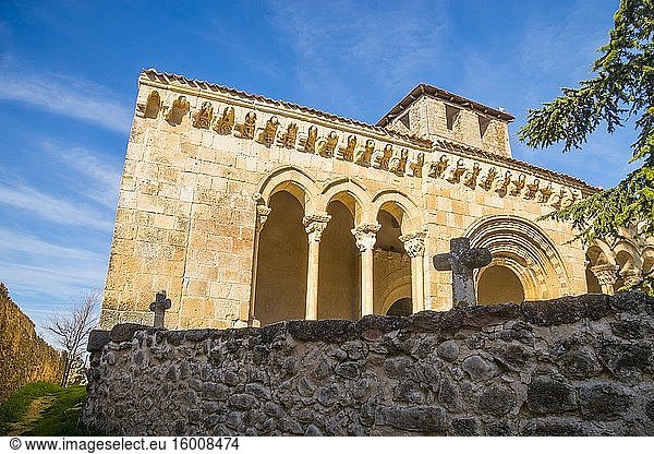 Fassade der romanischen Kirche. Sotosalbos  Provinz Segovia  Kastilien-León  Spanien.