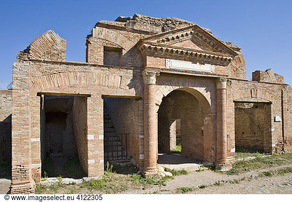 Fassade des Getreidespeichers Horrea Epagathiana in der Ausgrabung in Ostia Antica  Rom  Italien