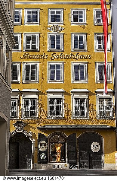 Fassade des Hauses in der historischen Getreidegasse  in dem Wolfgang Amadeus Mozart 1756 geboren wurde. Salzburg  Österreich.