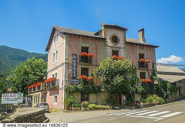 Fassade eines Landhotels. Sarvise  Provinz Huesca  Aragonien  Spanien.