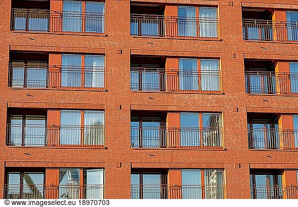 Fassade eines modernen roten Mehrfamilienhauses  gesehen in Frankfurt  Deutschland  Europa