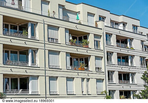 Fassade eines modernen Wohnhauses  gesehen in Berlin  Deutschland  Europa