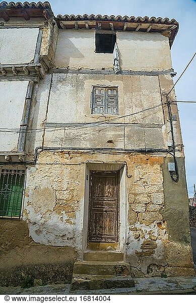 Fassade eines unbewohnten Hauses. Buendia  Provinz Cuenca  Kastilien-La Mancha  Spanien.