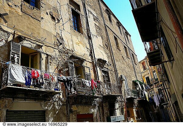 Fassade im historischen Teil von Palermo  Sizilien  Italien  Europa