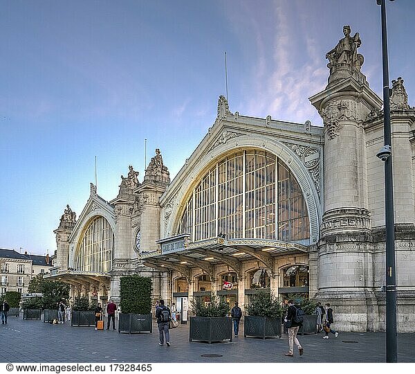 Fassade und Eingang zum Bahnhof Gare de Tours  Tours  Département Inde-et-Loire  Région Centre  Frankreich  Europa