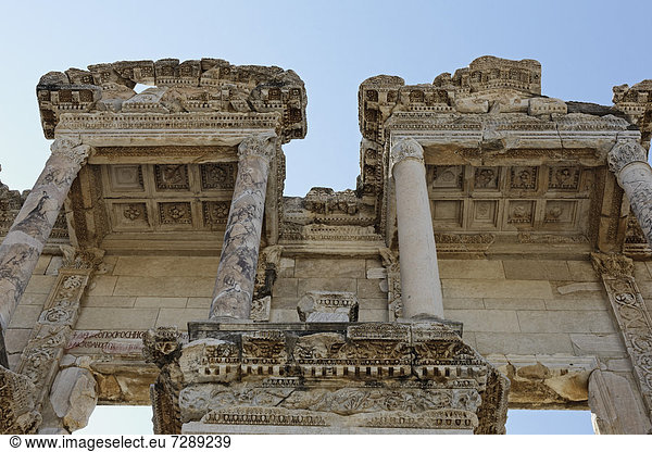 Fassade und Säulen der Celsusbibliothek  UNESCO Weltkulturerbe  Ephesos  Ephesus  Efes  Izmir  türkische Ägäis  Westtürkei  Türkei  Asien