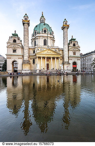 Fassade von Österreich  Wien  Karlskirche