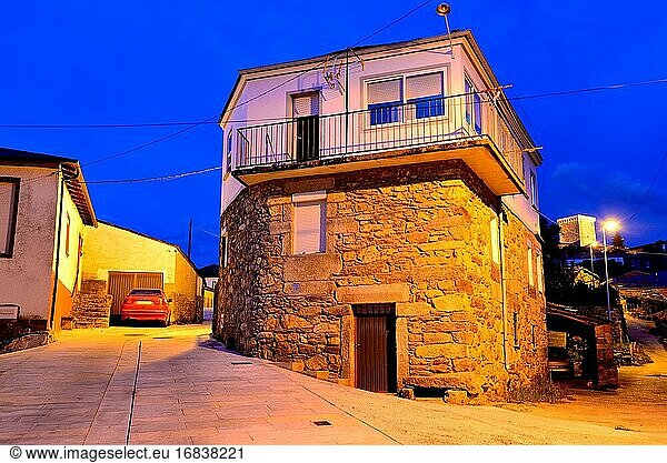 Fassade zwischen Straßen in O Bolo  Orense  Spanien.