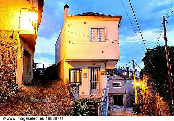 Fassade zwischen Straßen in O Bolo  Orense  Spanien.